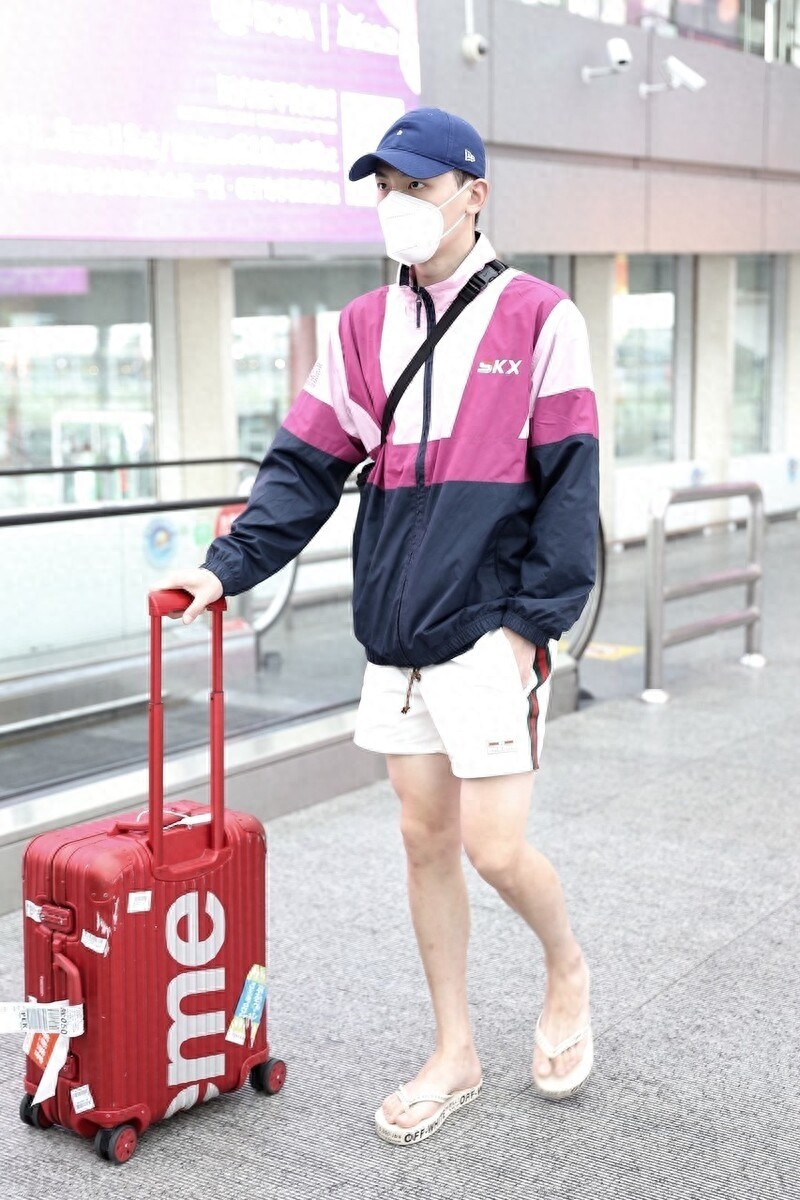 新晋小草辛云来现身机场，穿搭帅气有型，自然流露出的少年风度