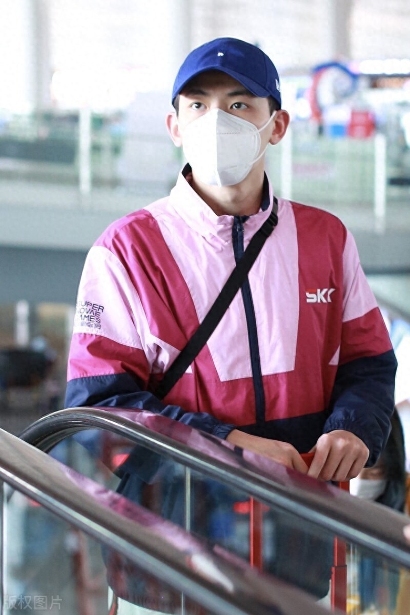 新晋小草辛云来现身机场，穿搭帅气有型，自然流露出的少年风度