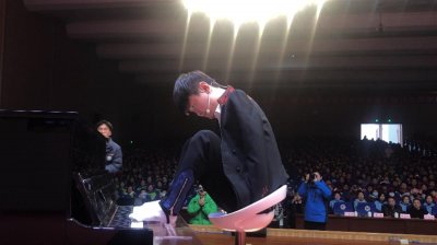 ​无臂钢琴师刘伟用脚弹琴，鼓励湖北江陵学子备战高考