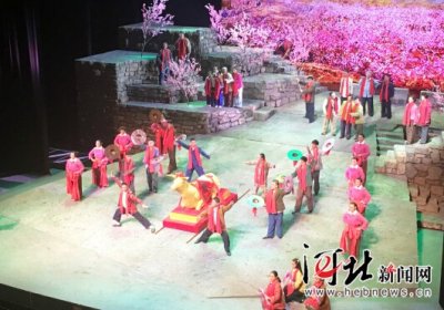 ​现代豫剧《桃花山上桃花开》首场演出在邯郸大剧院举行