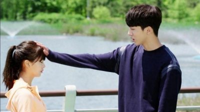 ​男人喜欢“摸头”暗示这四件事，女人别不懂