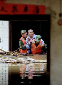 ​1998年抗洪抢险景象老照片