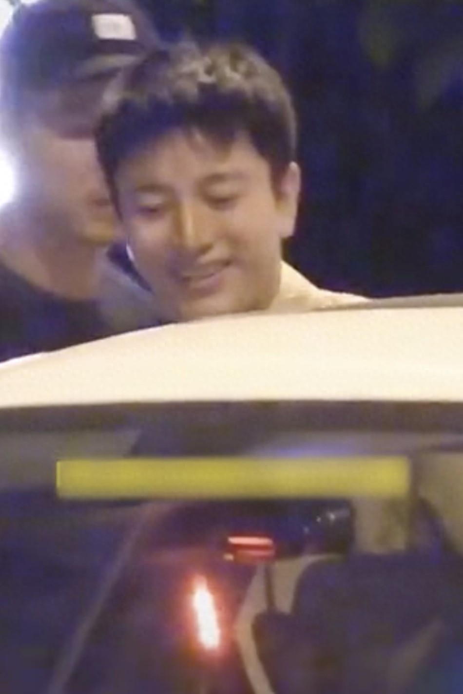 贾乃亮520深夜买醉，别人甜蜜他独醉，疑借酒消愁？