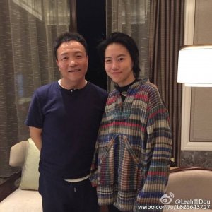 ​窦靖童秀了和许巍的合影，要合作还是见偶像？