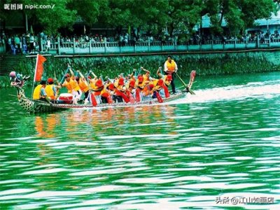 ​龙舟赛意外翻船，队员们的不寻常之举