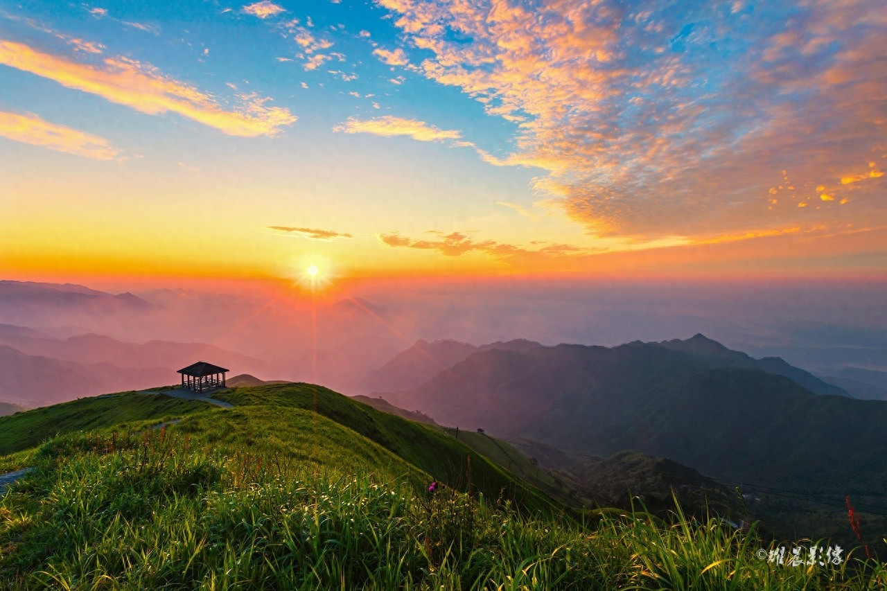 武功山位于中国江西省，主脉绵延120余千米，总面积约970平方千米