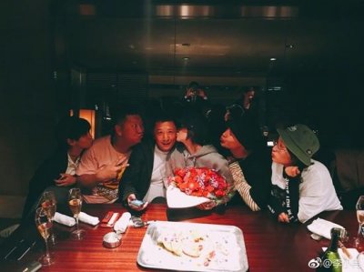 ​李小冉生日晒美照 亲友齐聚庆生心情好