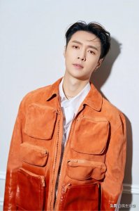 ​张艺兴“偏分”发型慵懒帅气，橘色外套穿出温暖气质，时尚范十足