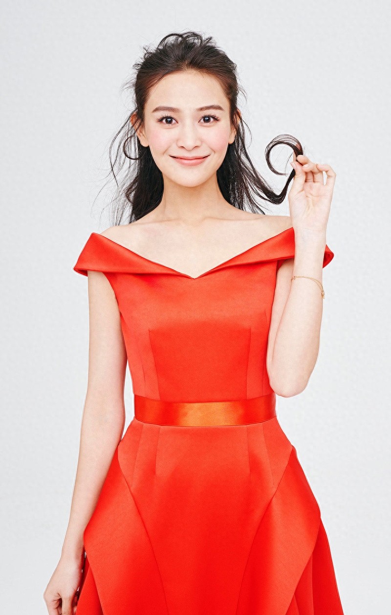 海铃，身穿一字肩礼服，性感迷人，清新灵动