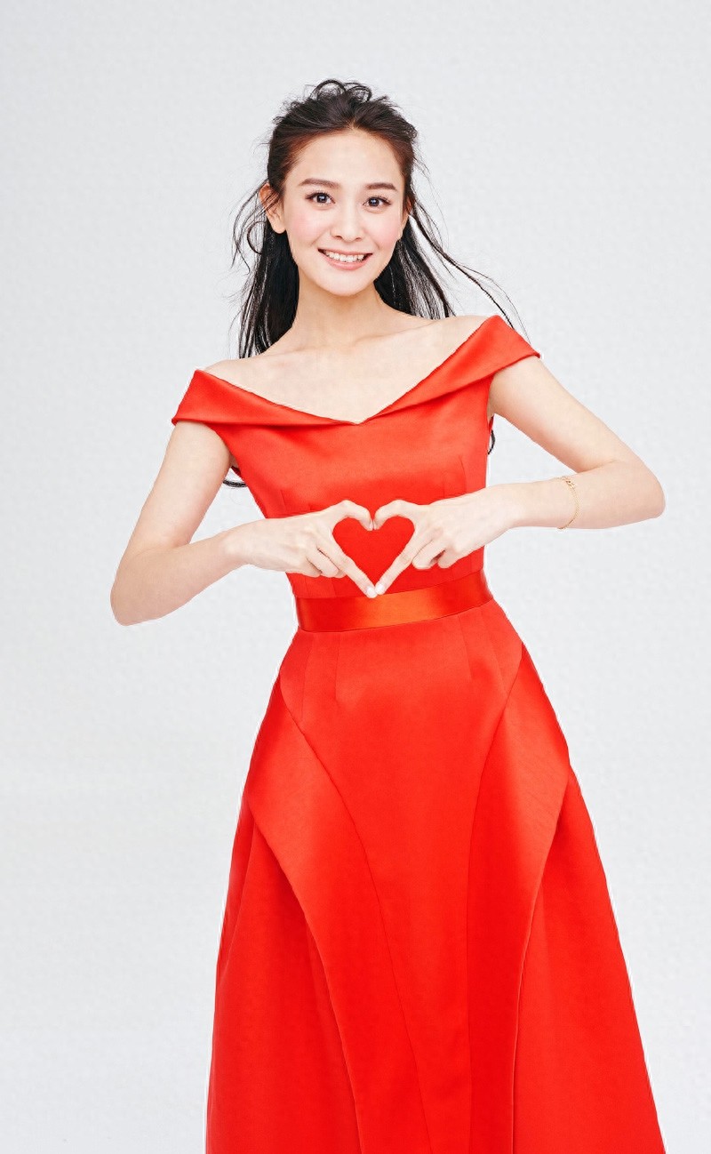 海铃，身穿一字肩礼服，性感迷人，清新灵动