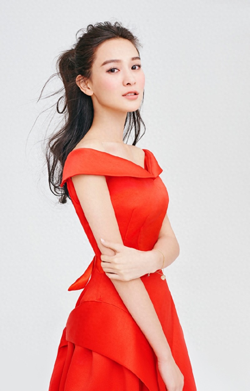 海铃，身穿一字肩礼服，性感迷人，清新灵动