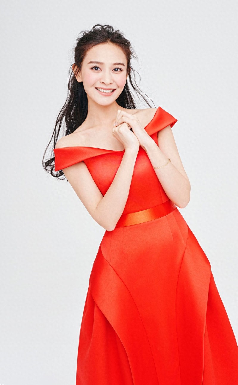 海铃，身穿一字肩礼服，性感迷人，清新灵动