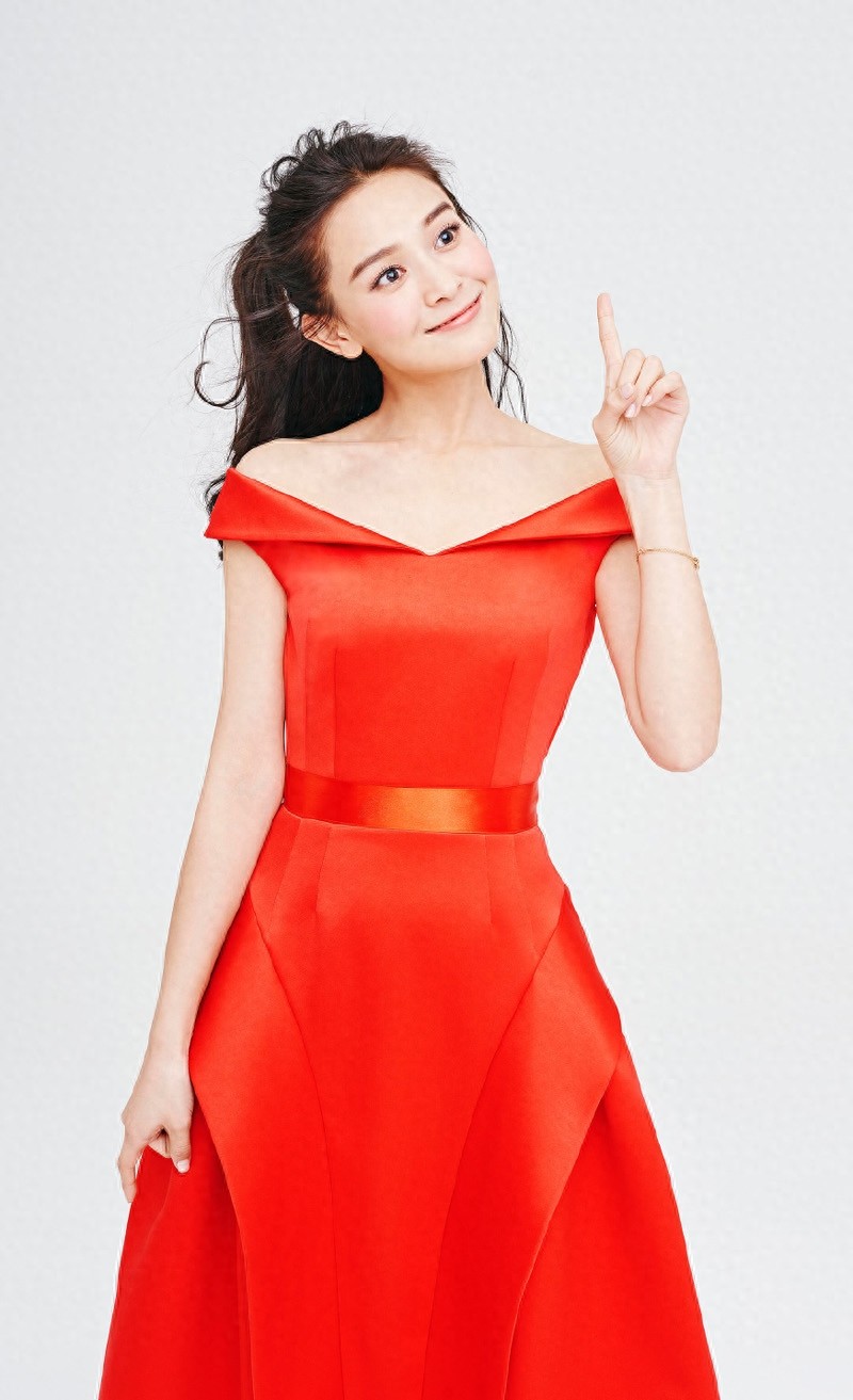 海铃，身穿一字肩礼服，性感迷人，清新灵动