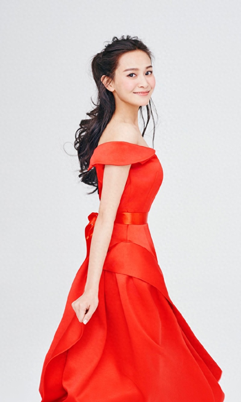 海铃，身穿一字肩礼服，性感迷人，清新灵动