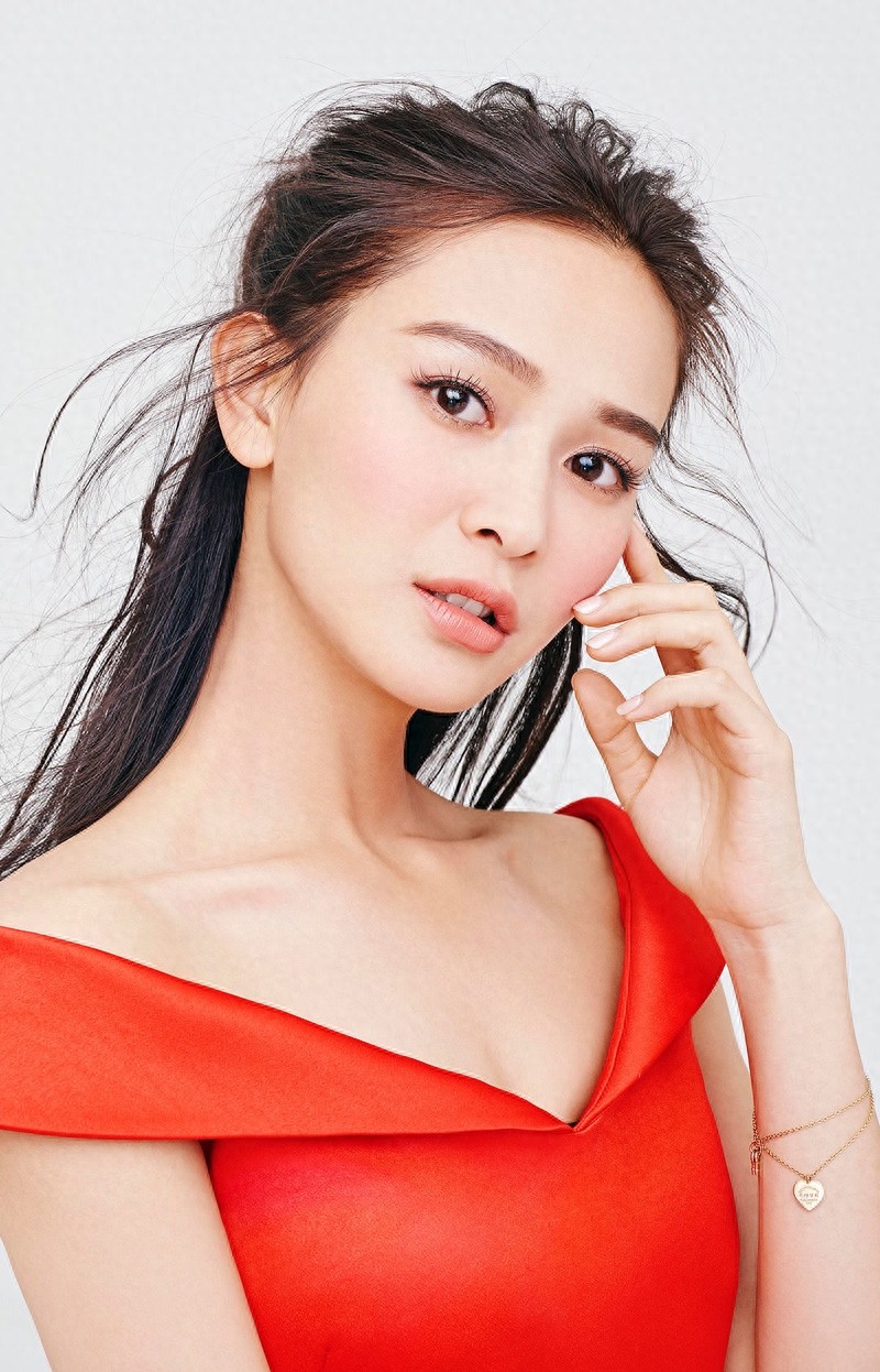 海铃，身穿一字肩礼服，性感迷人，清新灵动