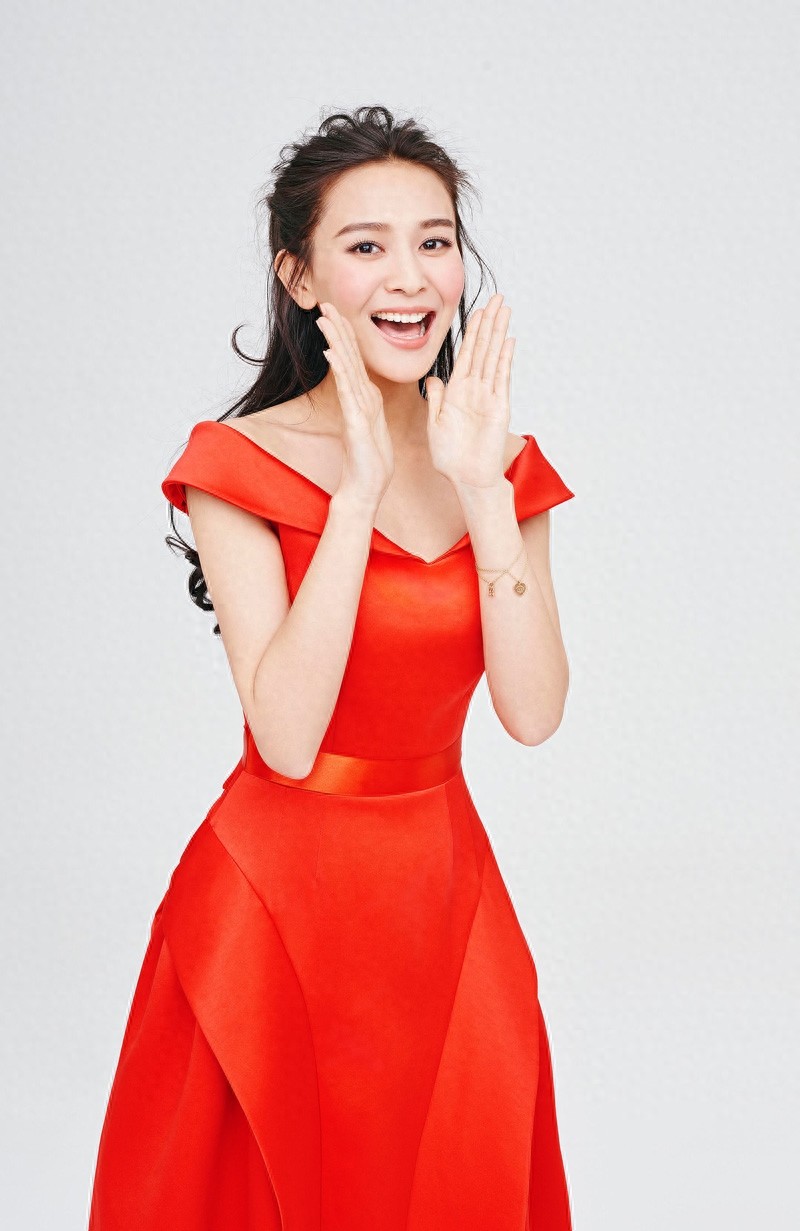 海铃，身穿一字肩礼服，性感迷人，清新灵动