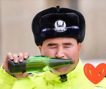 ​新疆交警的啤酒瓶里装的是羊肉串味？全网笑疯的魔性普法大揭秘！