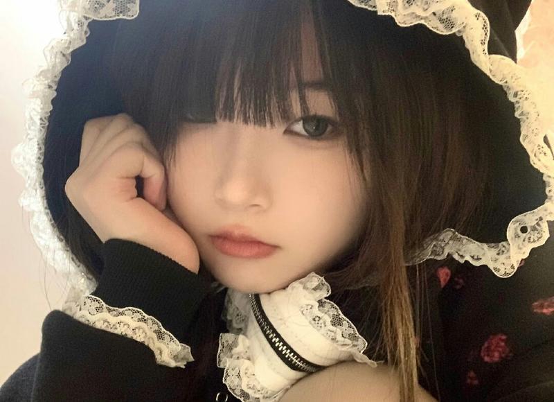 黄家驹墓碑，一代摇滚巨星黄家驹墓碑竟遭人涂鸦