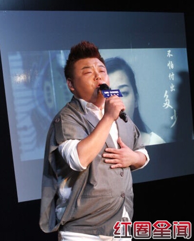 央视《乡村大世界》主持人刘刚微博曝酒店丢钱：女服务员接受询问后自杀