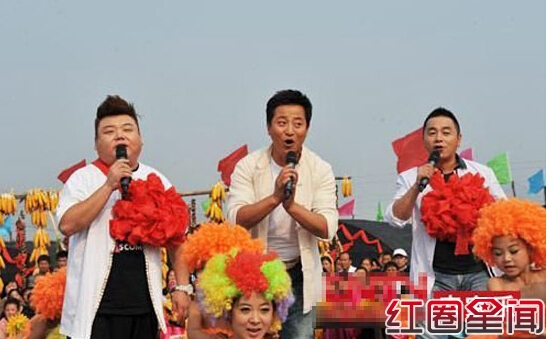 央视《乡村大世界》主持人刘刚微博曝酒店丢钱：女服务员接受询问后自杀