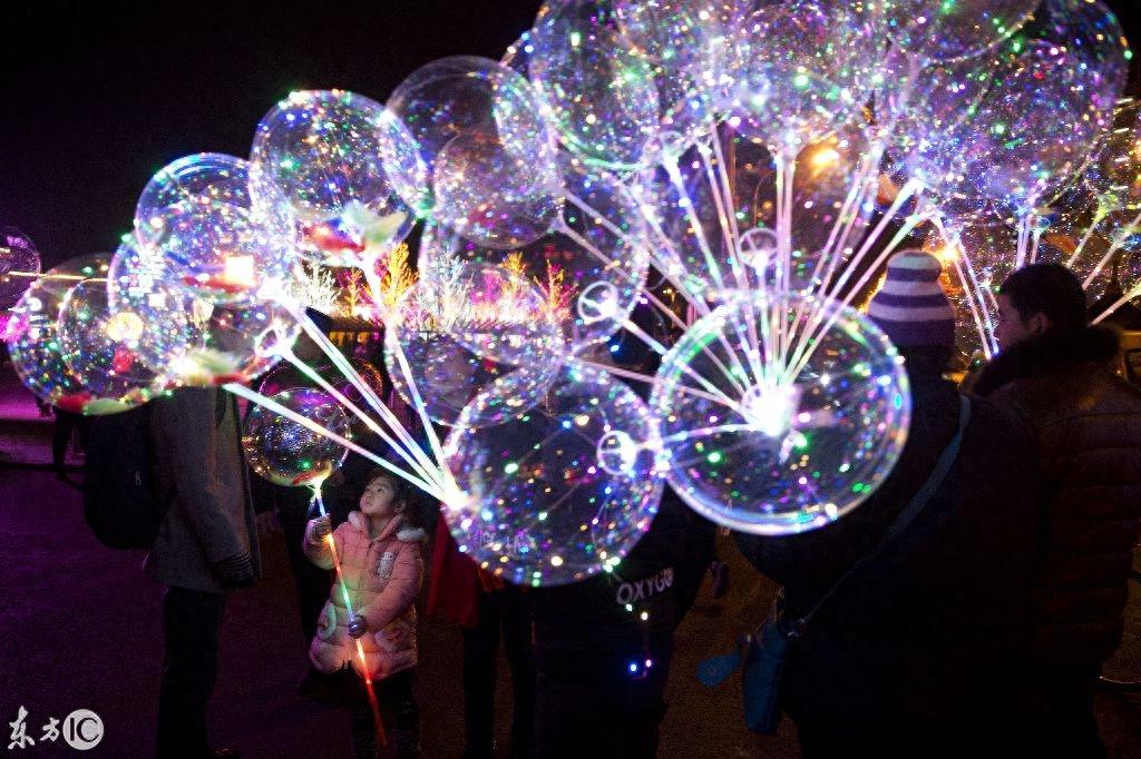 北京街头偶遇网红气球，一个卖40块！网友：这是有钱人玩的