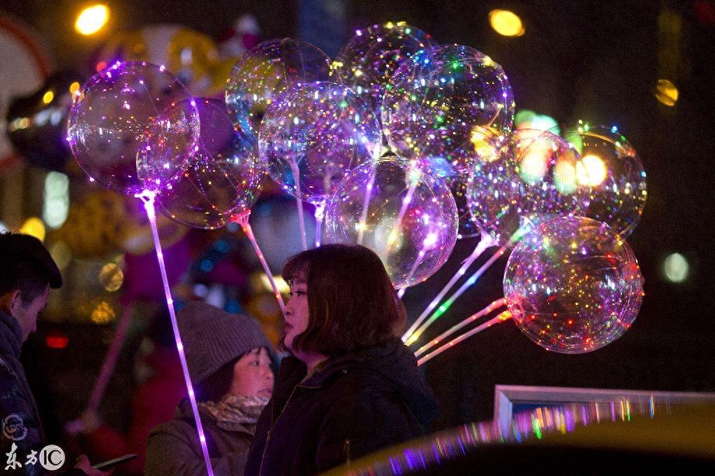 北京街头偶遇网红气球，一个卖40块！网友：这是有钱人玩的