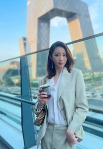 ​男主持人穿什么颜色的西装(主持人忌讳穿什么颜色)