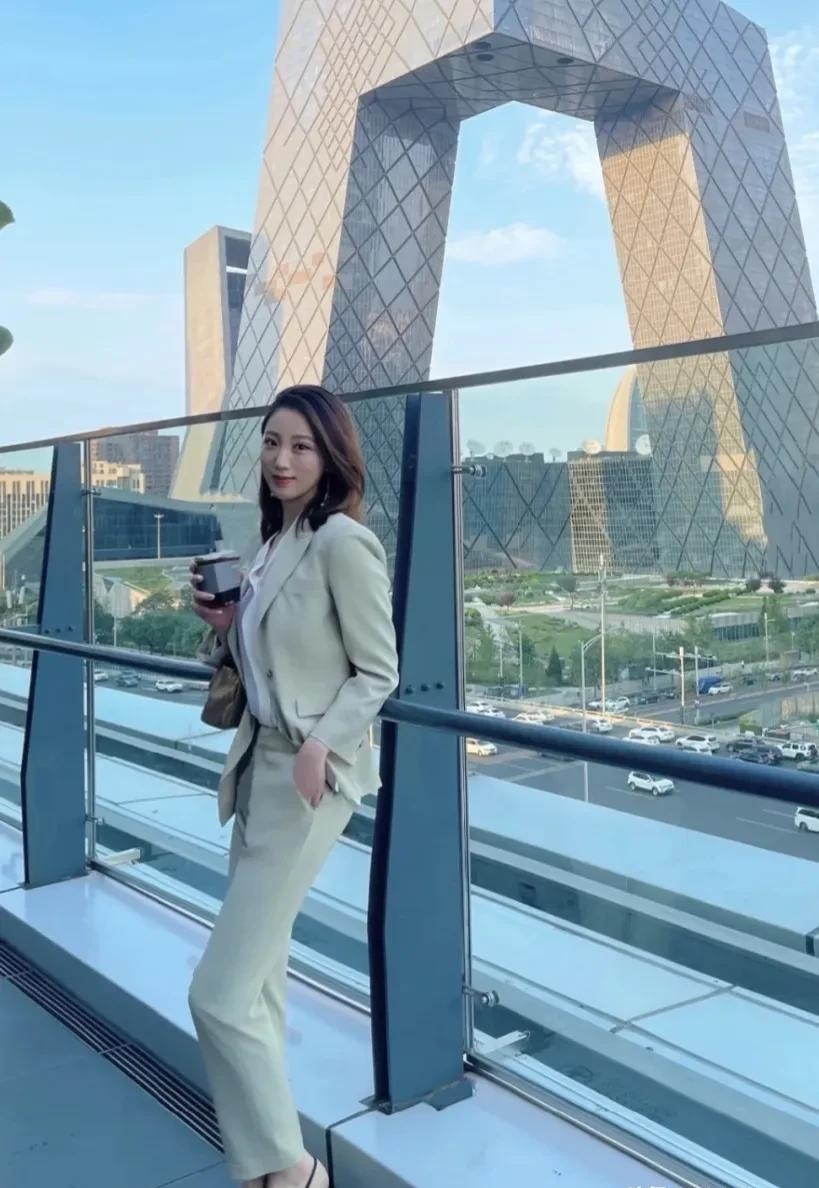 男主持人穿什么颜色的西装(主持人忌讳穿什么颜色)  第4张