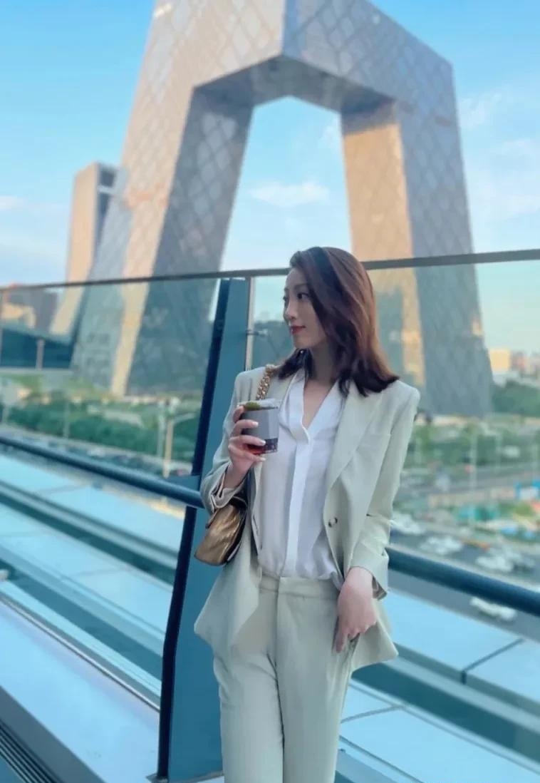 男主持人穿什么颜色的西装(主持人忌讳穿什么颜色)  第2张