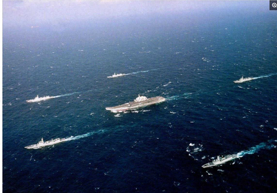 震撼！中国辽宁号航母编队高清大图