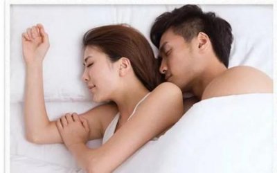 ​和男朋友抱着睡觉是什么感觉(女生和男朋友第一次睡觉的内心想法)