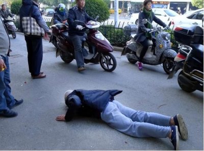 ​13年9岁男孩扶人被讹，老太坚持是被撞的：说谎死全家！结果如何