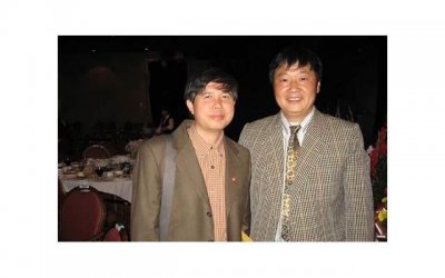 ​牛仔裙配什么鞋子（夏天就穿牛仔裙+运动鞋）