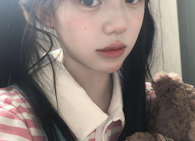 女孩向暗恋男子送花表白，被拒绝后仍锲而不舍，路人直呼羡慕了！