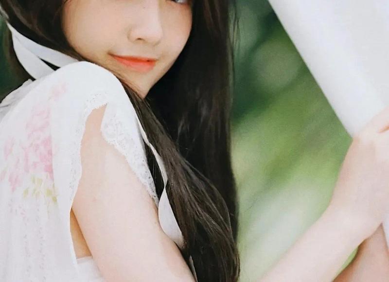 妻子查出癌症，丈夫却一直玩手机，妻子抢过手机一看瞬间泪流满面