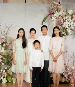 ​关悦晒生日全家福，一家五口好幸福！俩女儿清秀甜美比妈妈高！