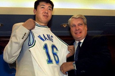 ​代表中国篮球在NBA拓荒的王治郅为什么被国家队开除？