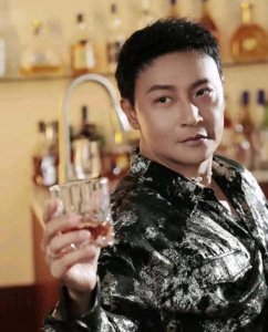 ​陈志朋发文显辛酸，多年努力终换穿衣自由，53岁成熟帅气，仍未婚