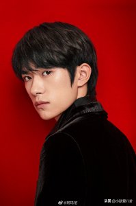 ​易烊千玺代言阿玛尼！粉丝掏空口袋买同款！网友：又要剁手了！