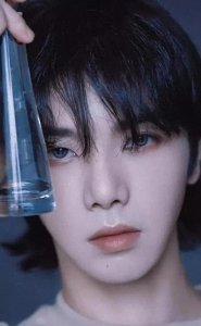 ​34岁华晨宇在线整容争议，脸僵肌肉走向诡异，粉丝闭眼夸好牛的脸