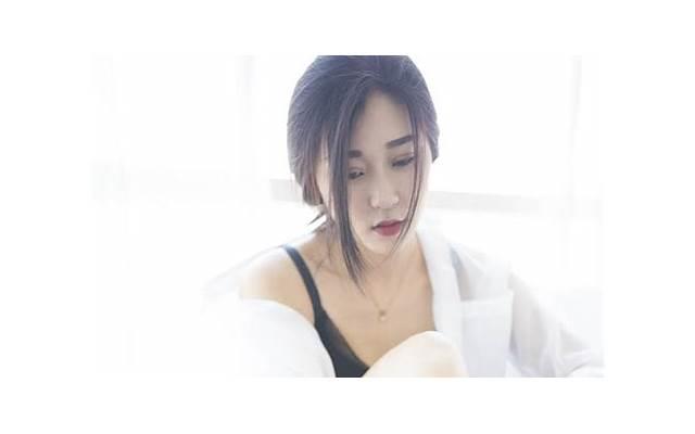 怀孕大肚子，怀孕9个月女子挺着大肚子直播喝酒