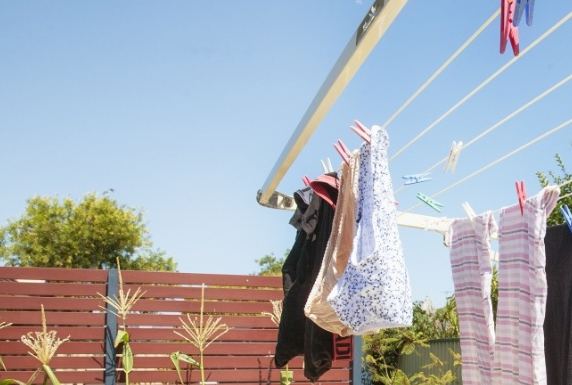 雨天衣服有闷臭怎么办,雨天晾的衣服臭了怎么办图2