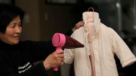 阴雨天衣服总是晾不干 有霉味臭味怎么办呢