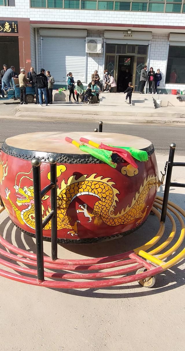 除夕几点贴春联，除夕贴对联应该几点贴？为什么家里有老人在这一年去逝的人家不贴对联？图3