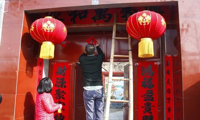 除夕几点贴春联，除夕贴对联应该几点贴？为什么家里有老人在这一年去逝的人家不贴对联？图6