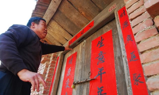 除夕几点贴春联，除夕贴对联应该几点贴？为什么家里有老人在这一年去逝的人家不贴对联？图7