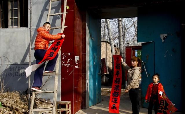 除夕几点贴春联，除夕贴对联应该几点贴？为什么家里有老人在这一年去逝的人家不贴对联？图5