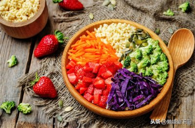 ​沙拉蔬菜有哪些食材(沙拉里面有什么蔬菜)