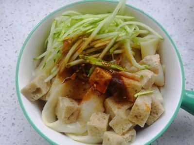 ​普通面粉做凉皮的做法，加入一克碱，不用洗面还筋道