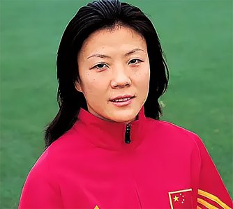 ​2018年，43岁前女足国脚张欧影患癌离世，临终前特地换上国足球衣